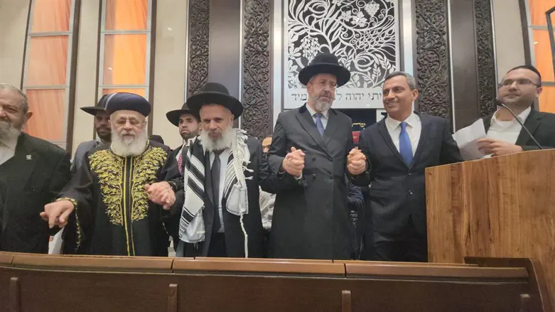 הרב יצחק יוסף והרב לאו עם הרב טוויל