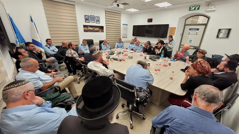 אנשי מנהלת הר הבית עם קציני המשטרה