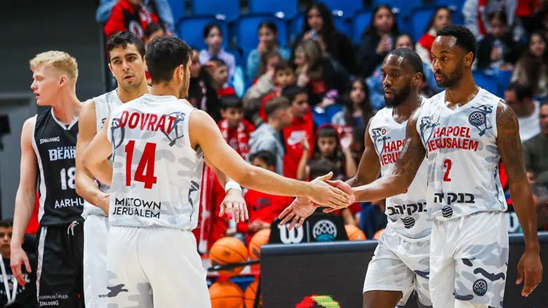 שחקני ירושלים חוגגים ניצחון שביעי ברציפות