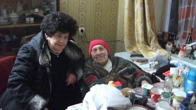 הרבנית אבלסקי עם אחת מניצולות השואה