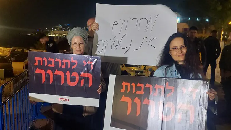 ההפגנה מול התיאטרון