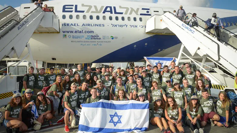 Olim from North America arrive in Israel