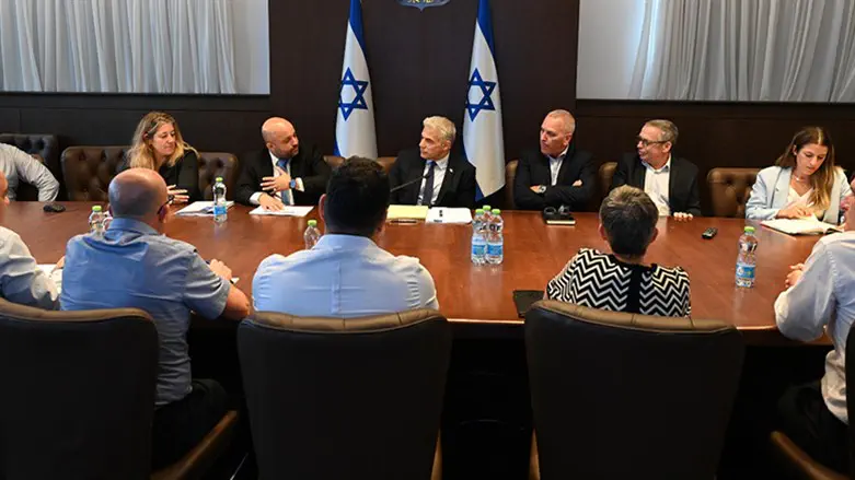 ראש הממשלה לפיד עם אנשי המל"ל העוסקים בהערכות המדיניות