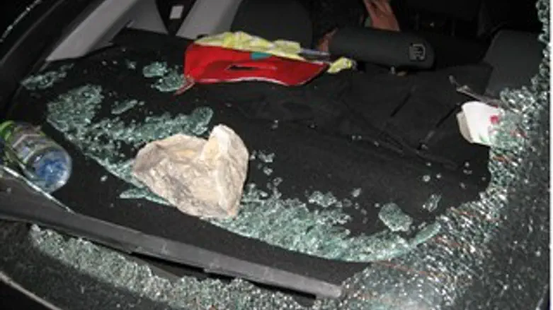 רכבה של מיכל, הסלע והשמשה