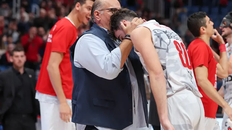 קורנליוס ומאמנו הסרבי אחרי עוד ניצחון