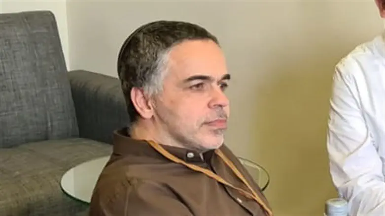 אריאל אלחרר, יגאל מלכה ועו"ד גלי נגדאי עם מיכאל מלכיאל