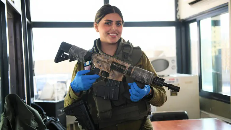 הלוחמת שתפסה את הנשק של החשוד הפלסטיני