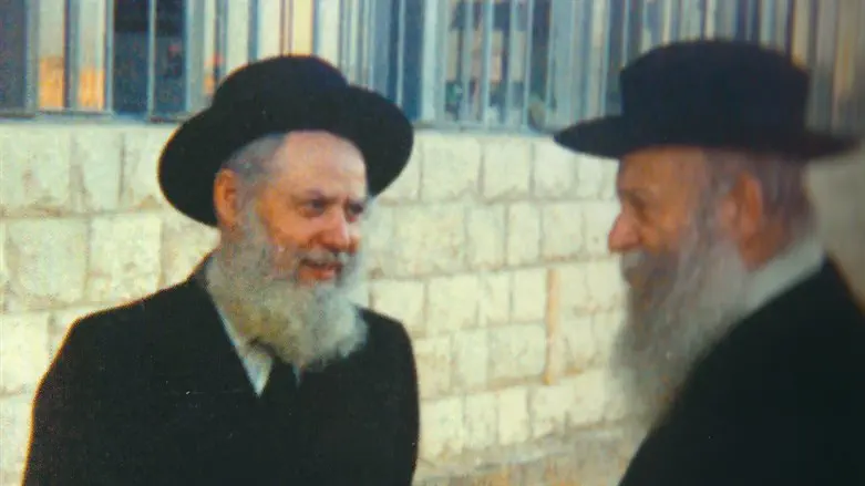 הרב צבי יהודה עם הרב שפירא בכניסה לישיבה
