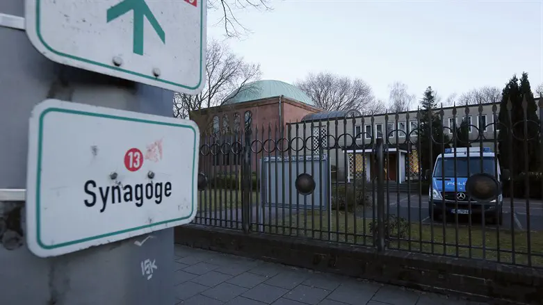 Police guard synagogue in Germany