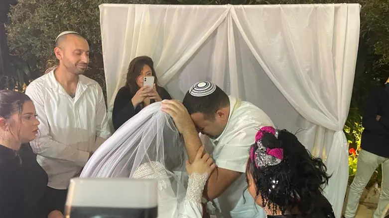 עופר אוחנה מברך את בתו לפני החופה
