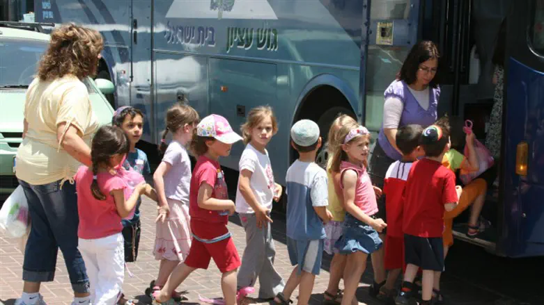 Children board a school bus in Israel (illustrative)