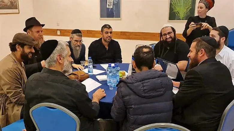 הרב משה שילת עם האומנים שהופיעו במופע צמאה