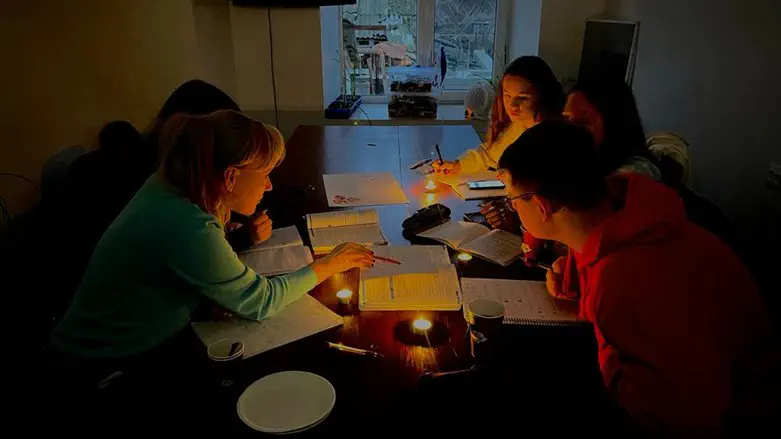 Учеба при свечах в еврейской общине Кишинева