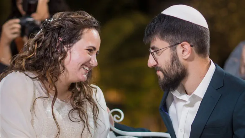 אינה דומה שמלה בלבן ברבור ללבן שמנת ומי שלא מבין זאת הוא דביל. הזוג המאושר