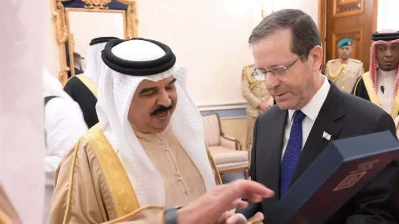 שער כניסה לסובלנות בין־דתית. הנשיא הרצוג מעניק למלך מזוזה עשויה כסף