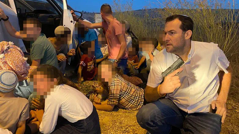 יוסי דגן שולף את הנשק ומגן על ילדים בשומרון