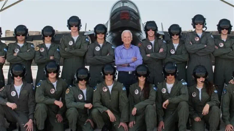 דני שפירא עם בוגרי קורס טיס