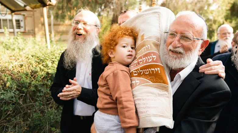 הרב מרדכי דימנטמן עם בנו הקטן של יהודה