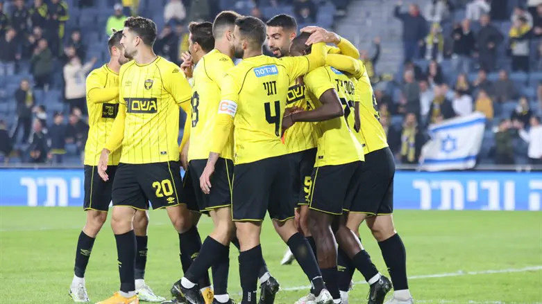 שחקני בית"ר חוגגים. עלו שלב בקושי