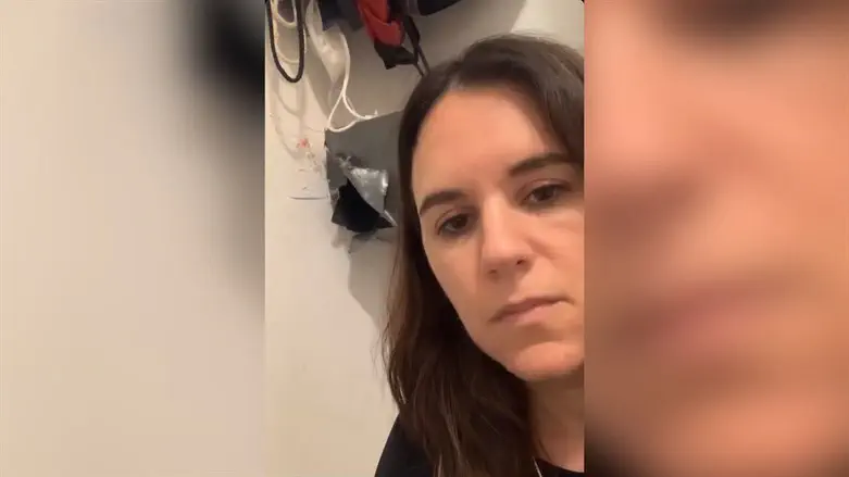אמילי עמרוסי בביתה. מאחור: הכספת שנפרצה