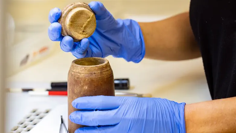 פתיחת קופסת המטמון במעבדות רשות העתיקות