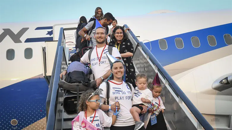 New immigrants from North America arrive in Israel