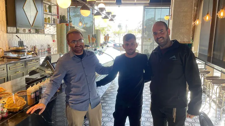 בעלי גולדה עם מפקח הכשרות