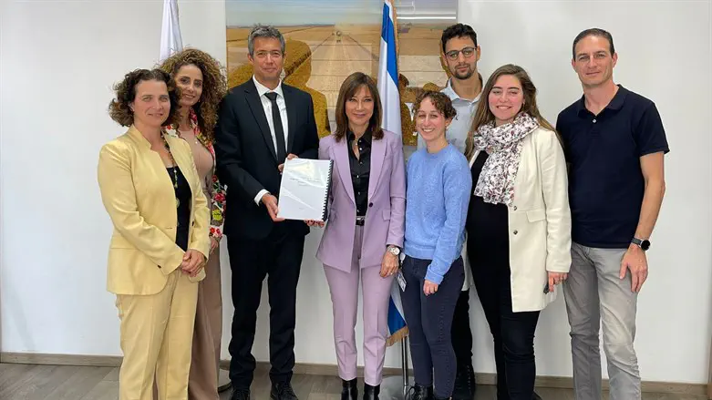 חברי הוועדה עם השר והמנכ''לית