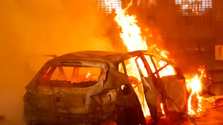 רכב שהוצת על ידי אוהדי מרוקו בבריסל