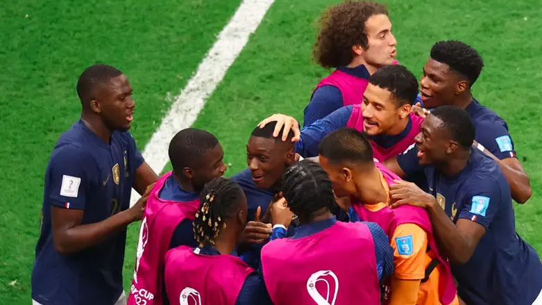 שחקני צרפת חוגגים גמר מונדיאל שני ברציפות