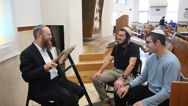 הרב שמואל הולשטיין עם תלמידים