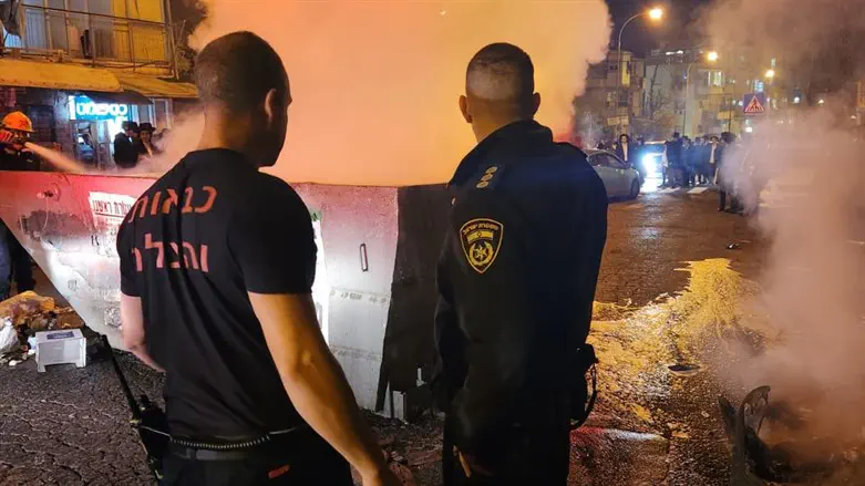 Силы полиции прибыли, чтобы противостоять участникам беспорядков в Иерусалиме
