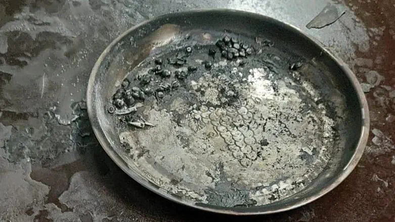 המגש שגרם לדליקה ולעשן הכבד