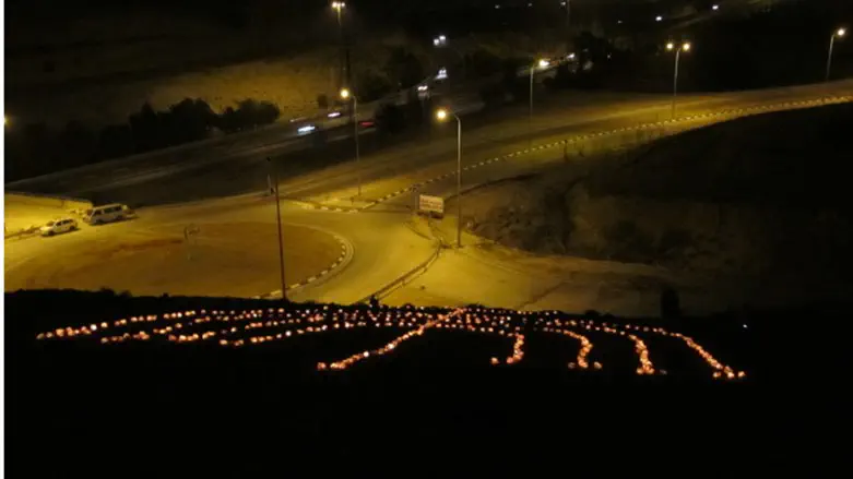 Giant Menorah publicizes Miracle of Chanukah