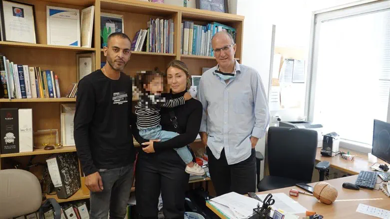 ד"ר נבו מרגלית עם הפעוטה והוריה