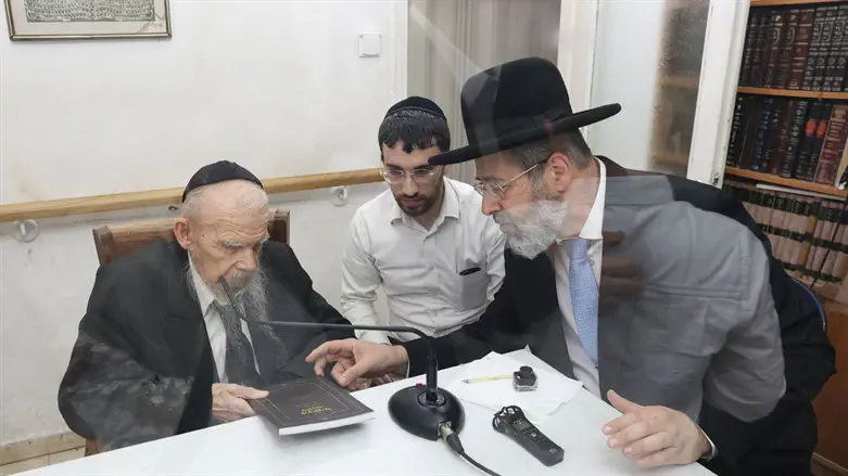 כתיבת אות על ידי הרב אדלשטיין