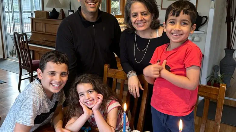 Орит Эльякам и ее семья в Австралии зажгли первую ханукальную свечу