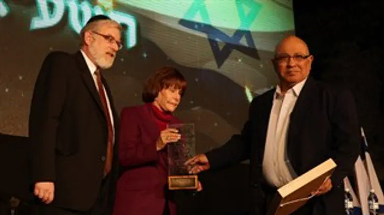 מאיר דגן מקבל את הפרס מידי צ'רנה מוסקוביץ והר