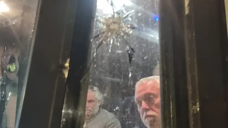 Последствия обстрела автобуса, ехавшего из Са-Нура