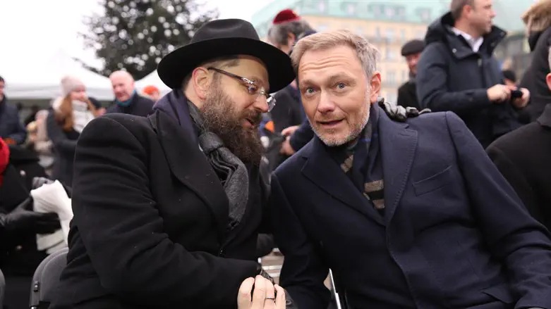 שר האוצר הגרמני עם רב חב"ד בברלין