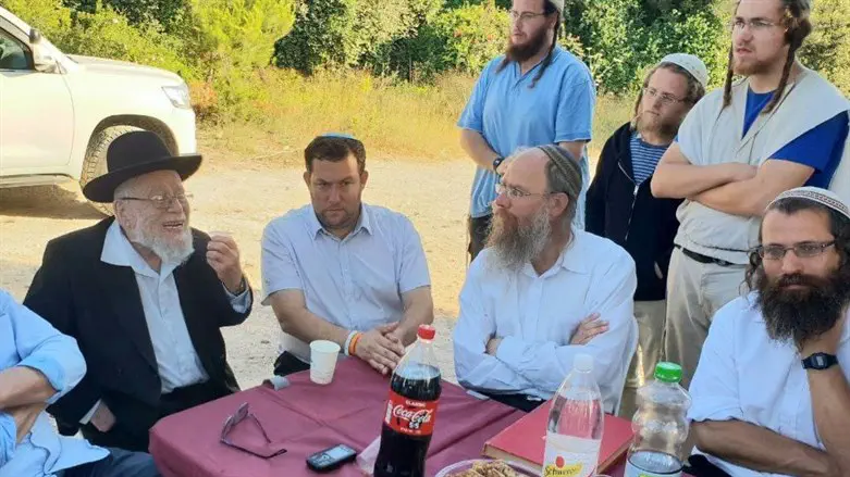 הרב דב ליאור, הרב אלישמע כהן ראש ישיבת חומש, וראש מועצת שומרון יוסי דגן בחומש