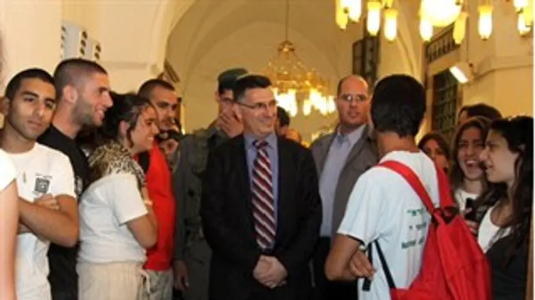 שר החינוך במערכת המכפלה עם התלמידים