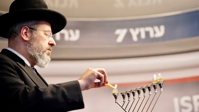 הרב לאו בהדלקת נרות באולפני ערוץ 7