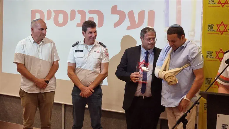 עופר אוחנה מקבל את הפרס