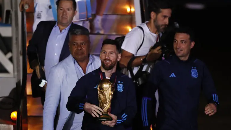 ליונל מסי יורד מהמטוס עם הגביע