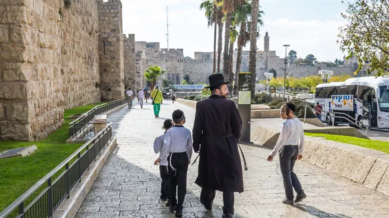 Family in Jerusalem. אילוסטרציה