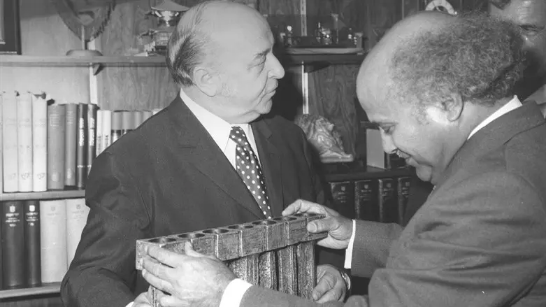 מנורה שניתנה לכנסת במתנה מהמשלחת האוסטרית