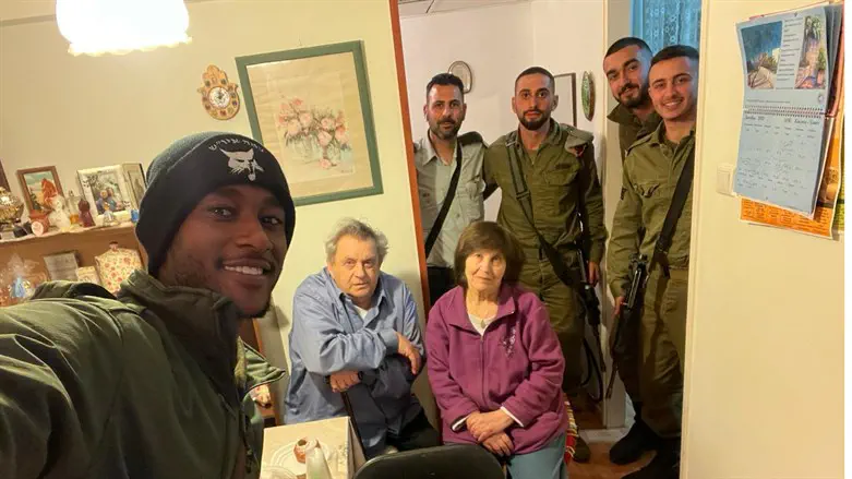 החיילים עם ניצולי השואה