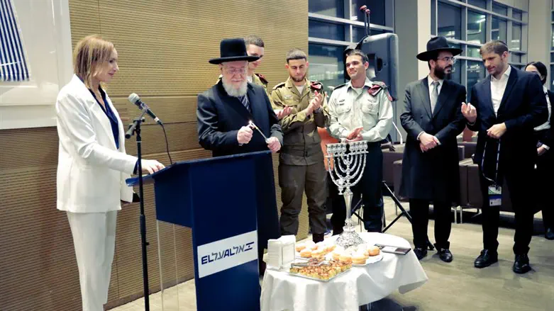 הרב לאו והמנכ''לית דינה בן טל גננסיה בהדלקת נר ראשון - בטרקלין אל על