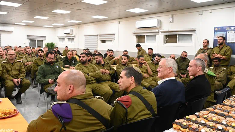 Gantz with IDF soldiers in Samaria